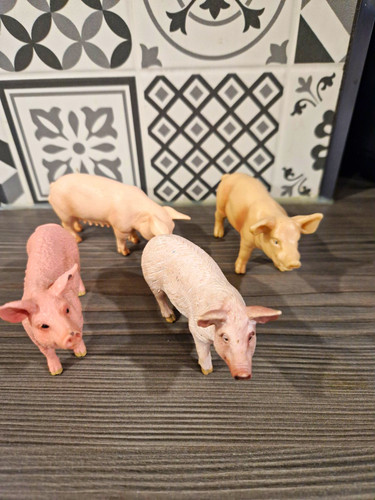 Schleich plastic pig - plastic, figurines